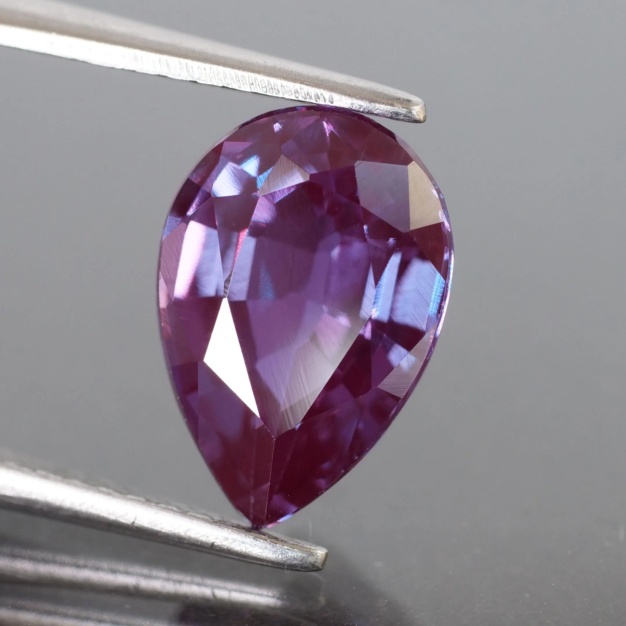 Alexandrite | IGI certified | lab created, colour changing, pear cut *10x7mm, *2.30 ct