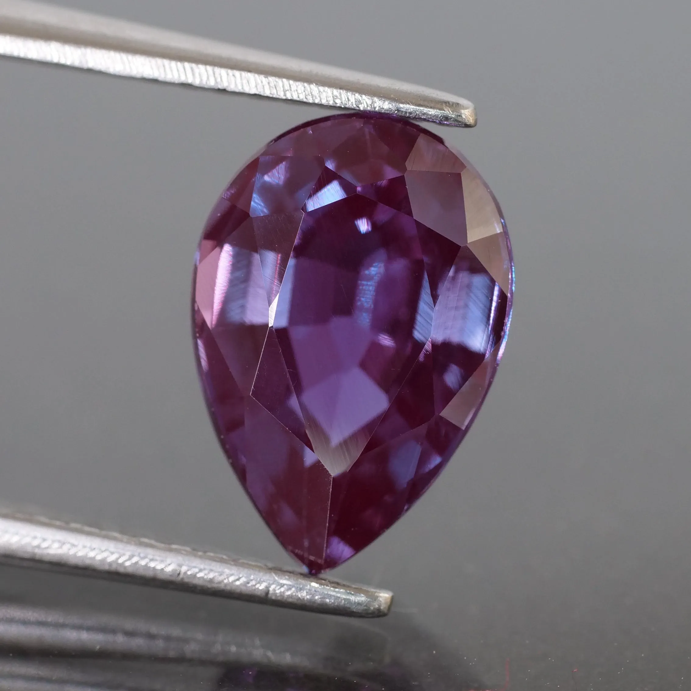 Alexandrite | IGI certified | lab created, colour changing, pear cut *10x7mm, *2.30 ct