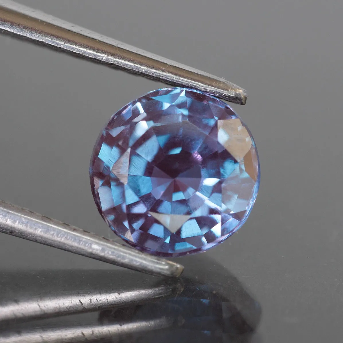 Alexandrite | IGI certified | lab created, colour changing, round cut 6.5mm, 1.28 ct