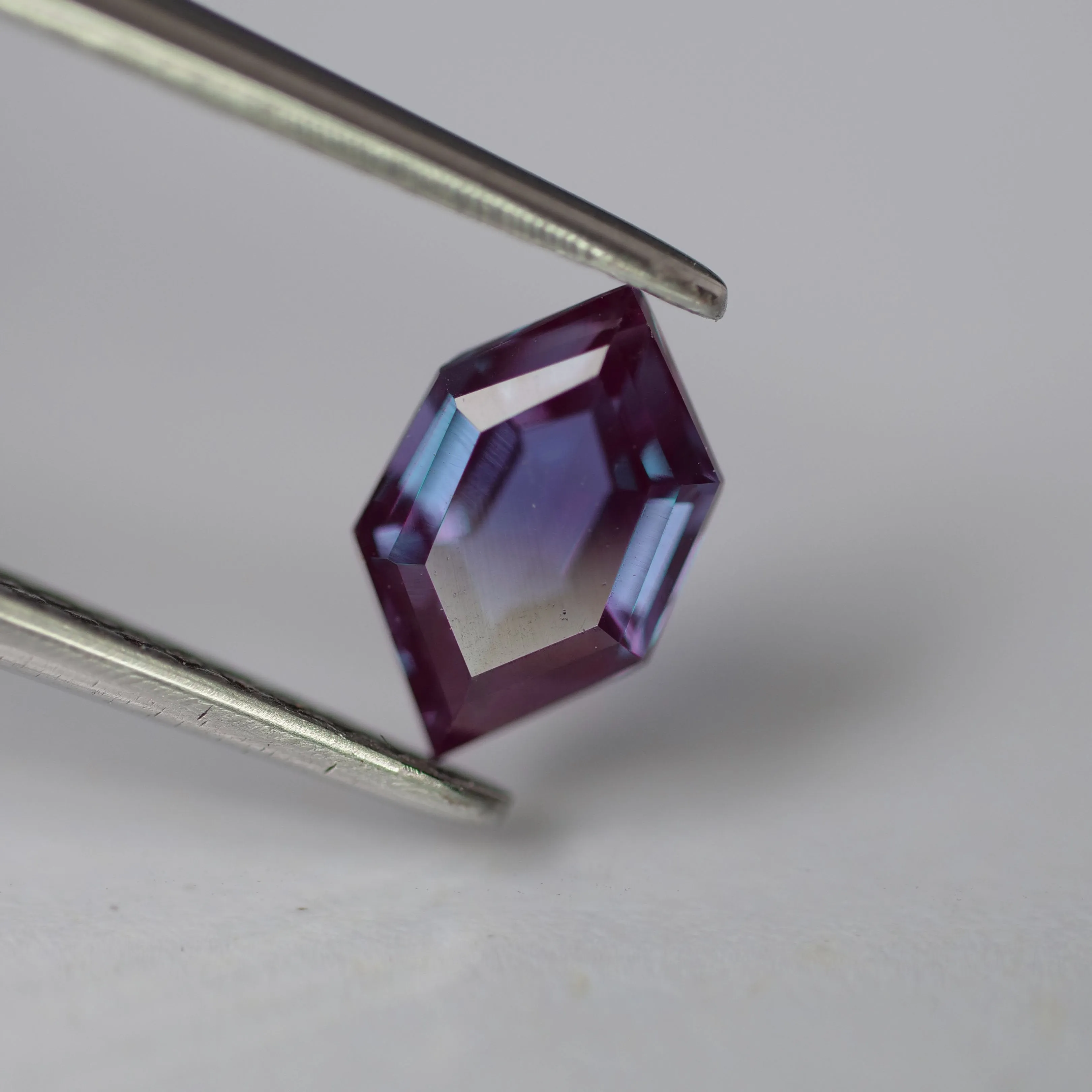 Alexandrite | lab created, colour changing, long hexagon cut 7.5x5mm, 0.70 ct