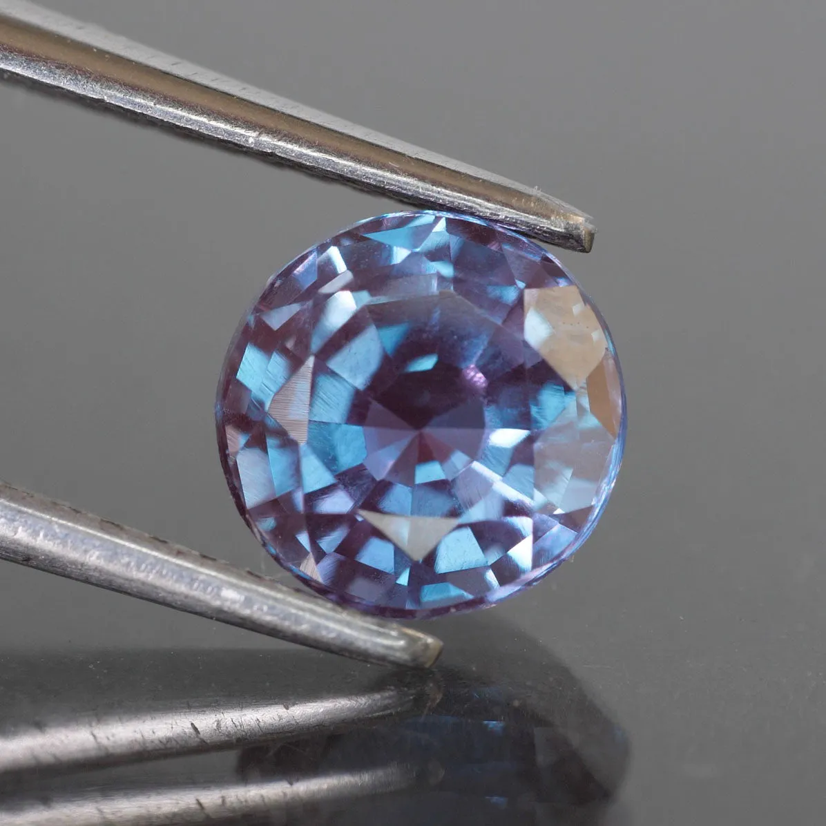 Alexandrite | lab created, colour changing, round cut 6.5mm, 1 ct