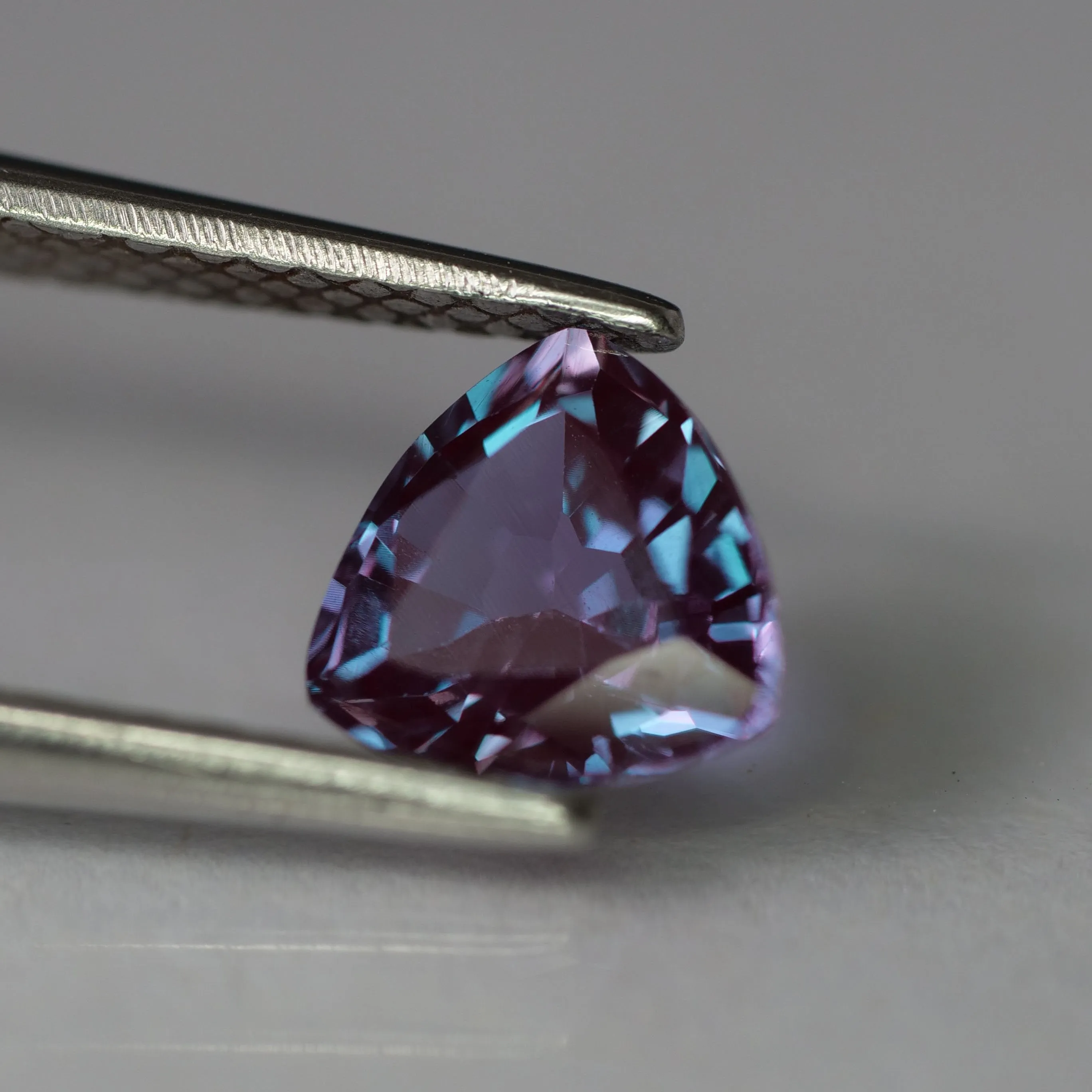 Alexandrite | lab created, colour changing, trillion cut 6mm, 0.85 ct