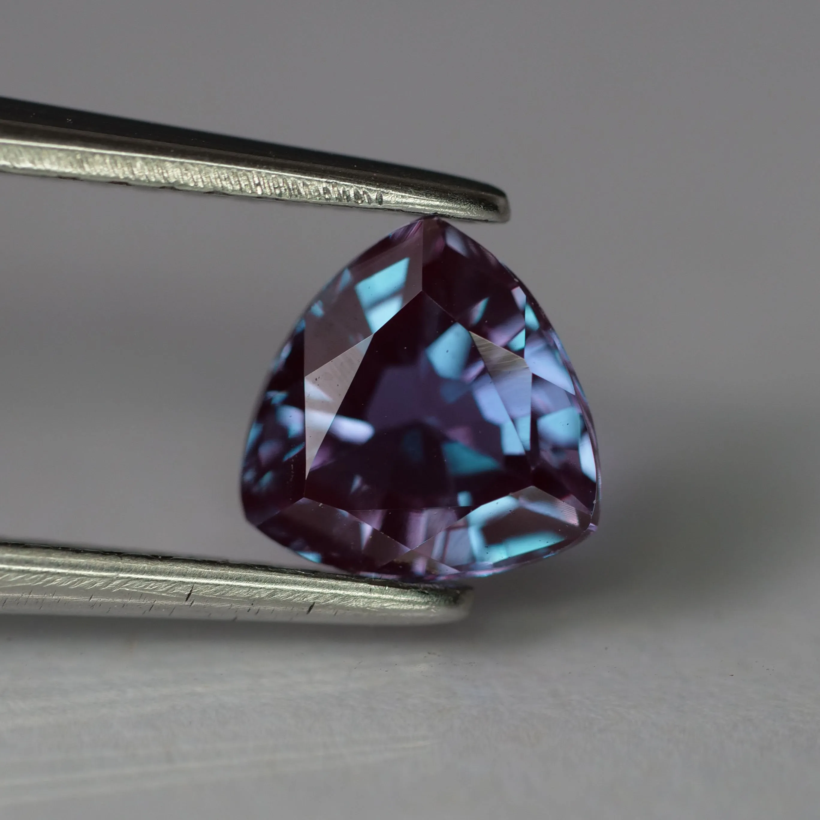 Alexandrite | lab created, colour changing, trillion cut 6mm, 0.85 ct