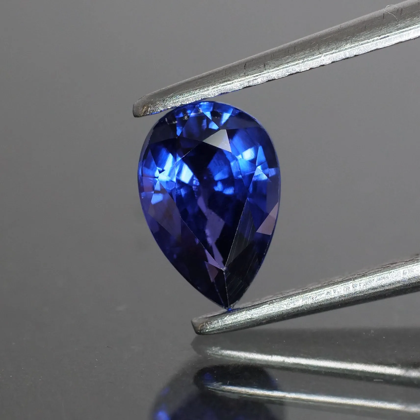 Blue Sapphire | natural, purple blue, pear cut 7x5 mm, VS, 0.8ct