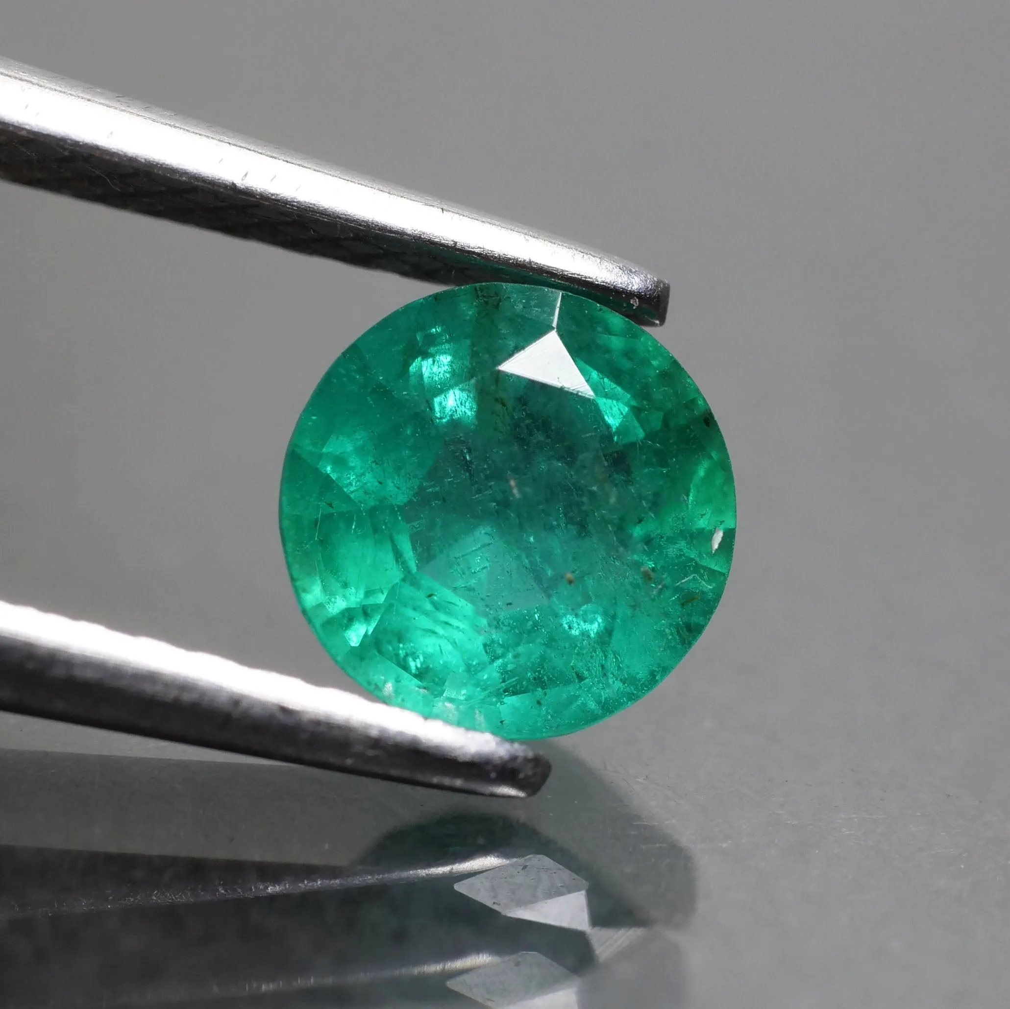 Emerald | deep green, natural, round cut 5.5mm, AAAA quality, Zambia, 0.5 ct