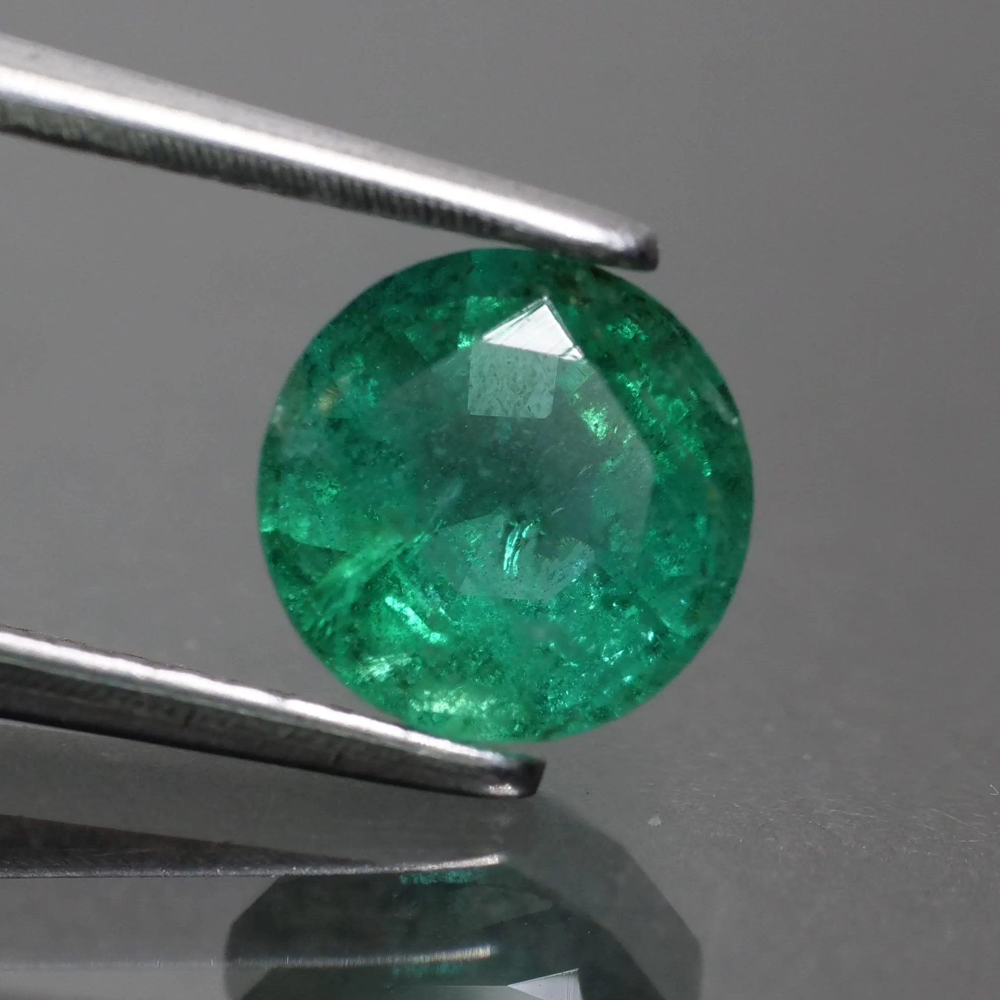 Emerald | deep green, natural, round cut 6.5mm*, AAAA quality, Zambia, 1 ct