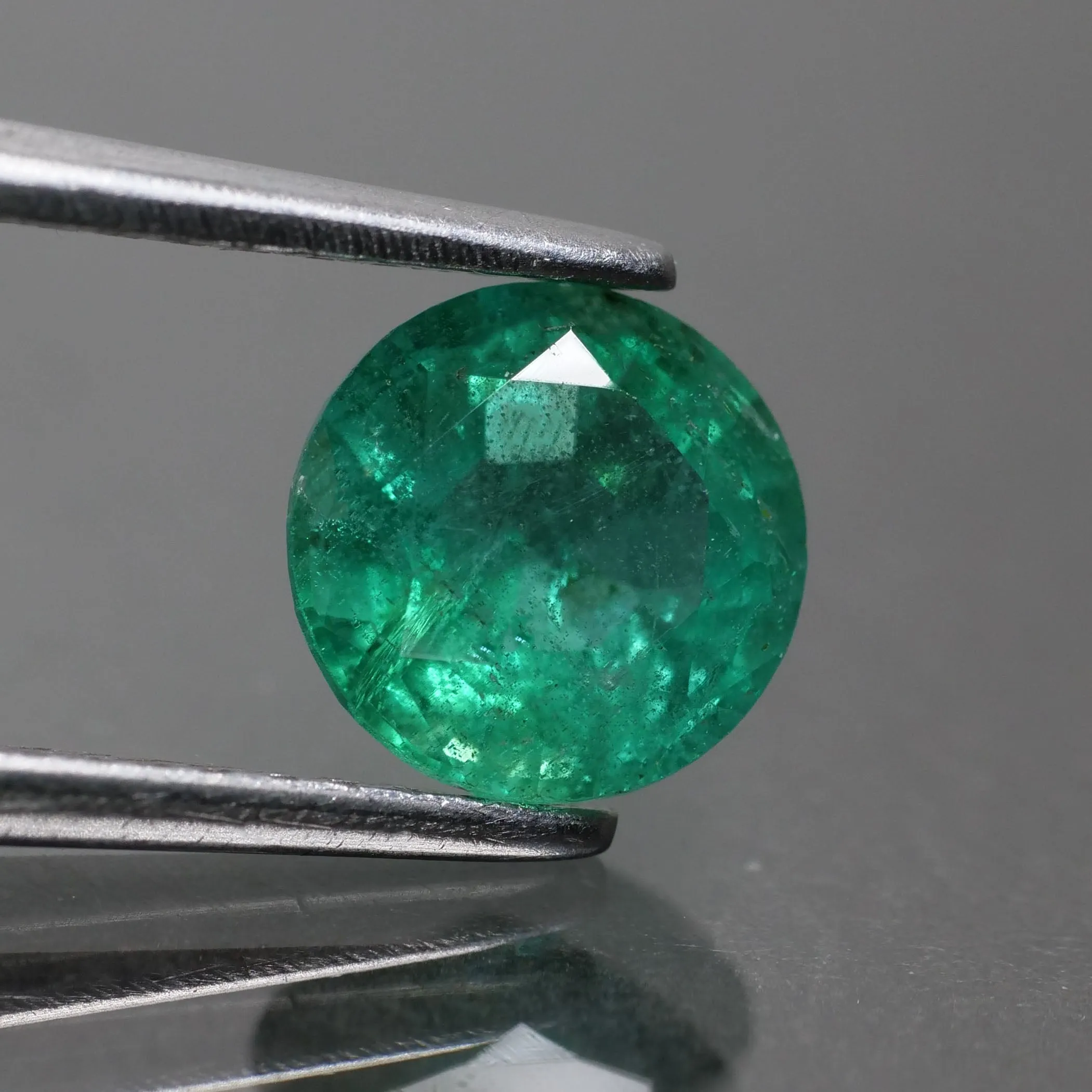 Emerald | deep green, natural, round cut 6.5mm*, AAAA quality, Zambia, 1 ct