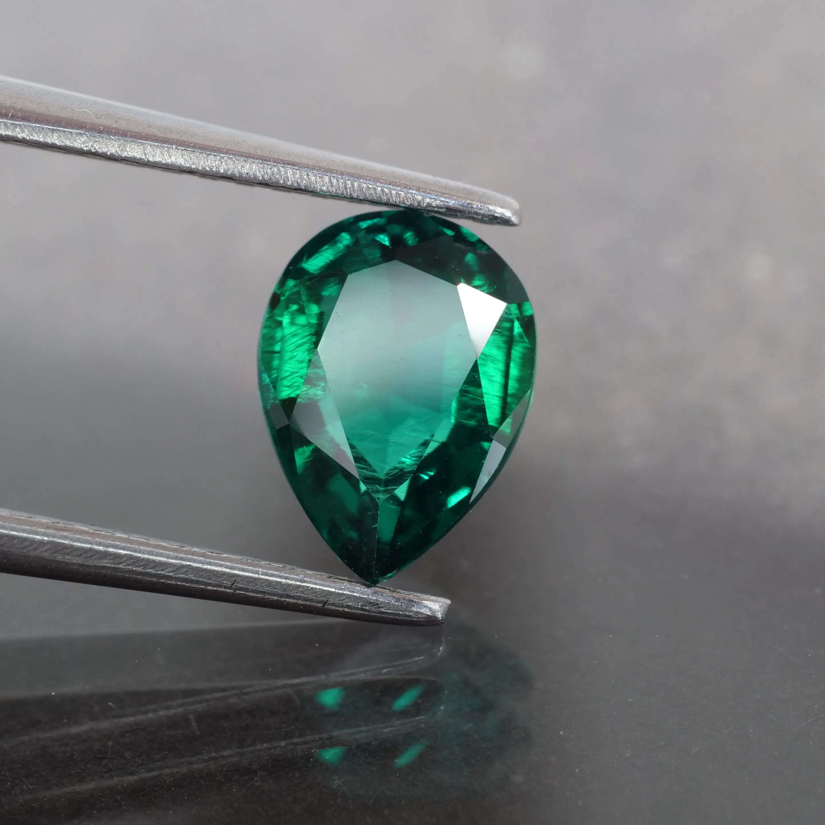 Emerald | Lab-Created Hydrothermal, pear cut 8 x6mm, VS 1ct