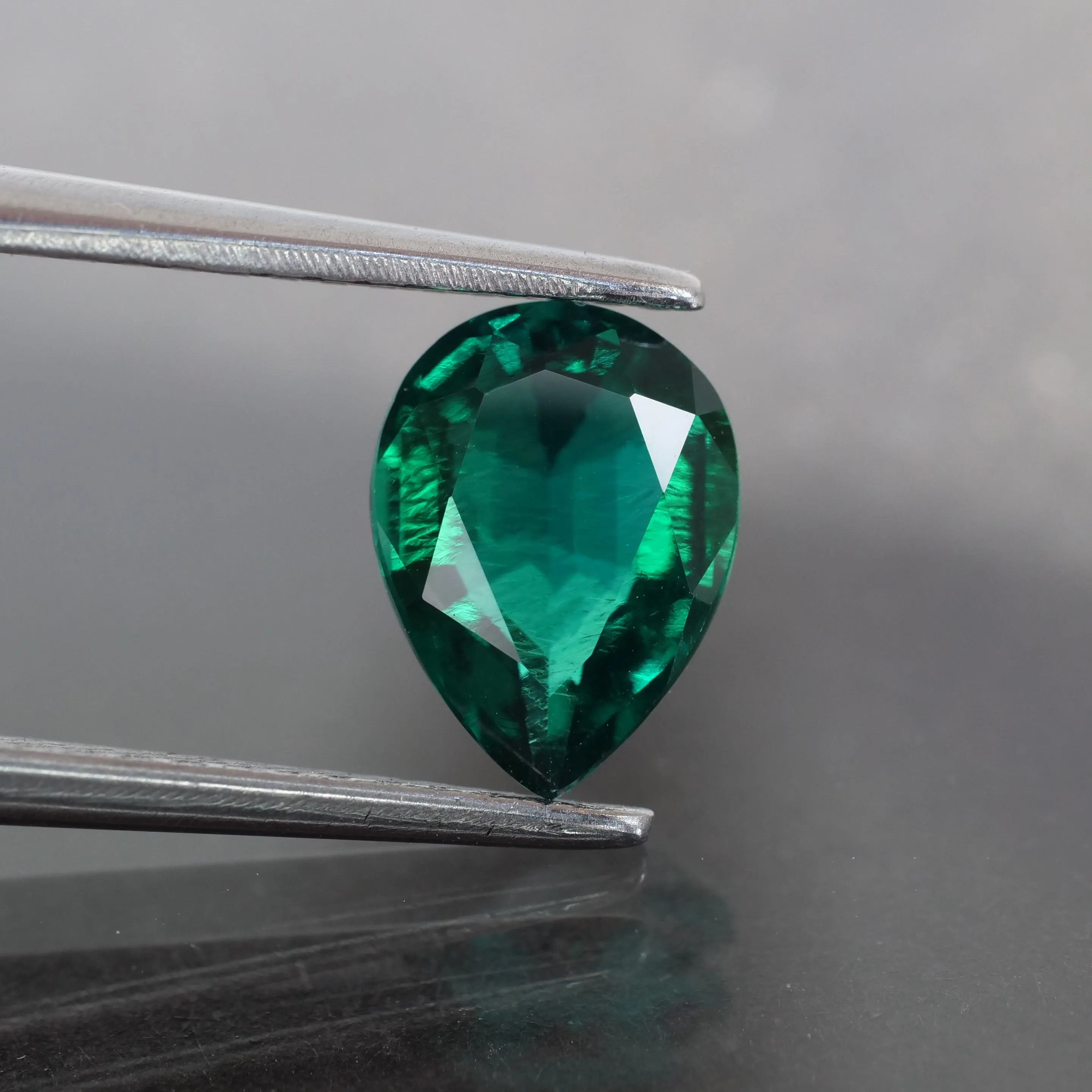 Emerald | Lab-Created Hydrothermal, pear cut 8 x6mm, VS 1ct