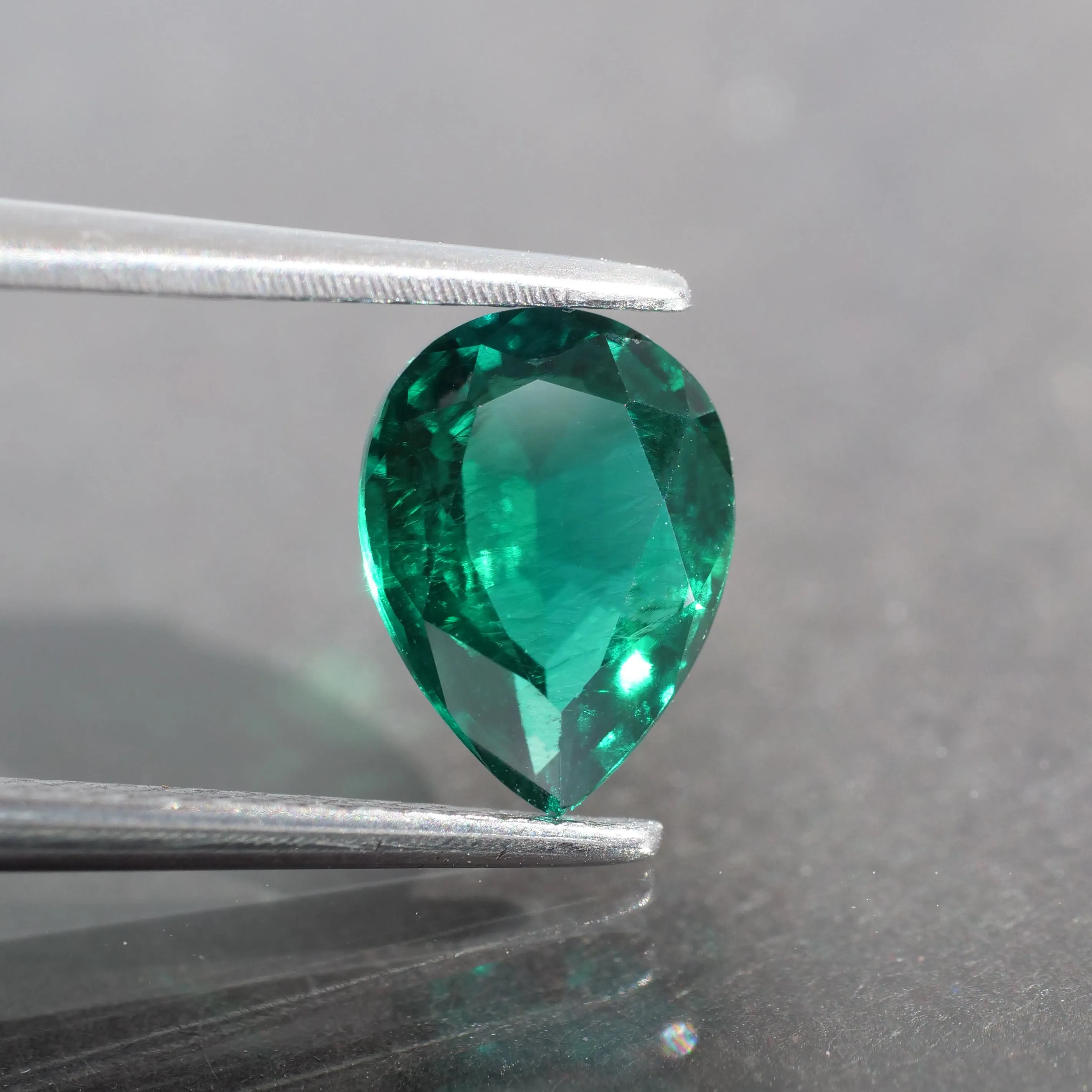 Emerald | Lab-Created Hydrothermal, pear cut 8 x6mm, VS 1ct