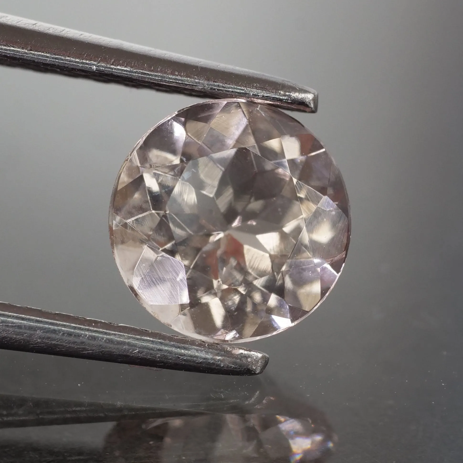 Morganite | natural, peach colour, round cut 6mm, VS 0.8ct