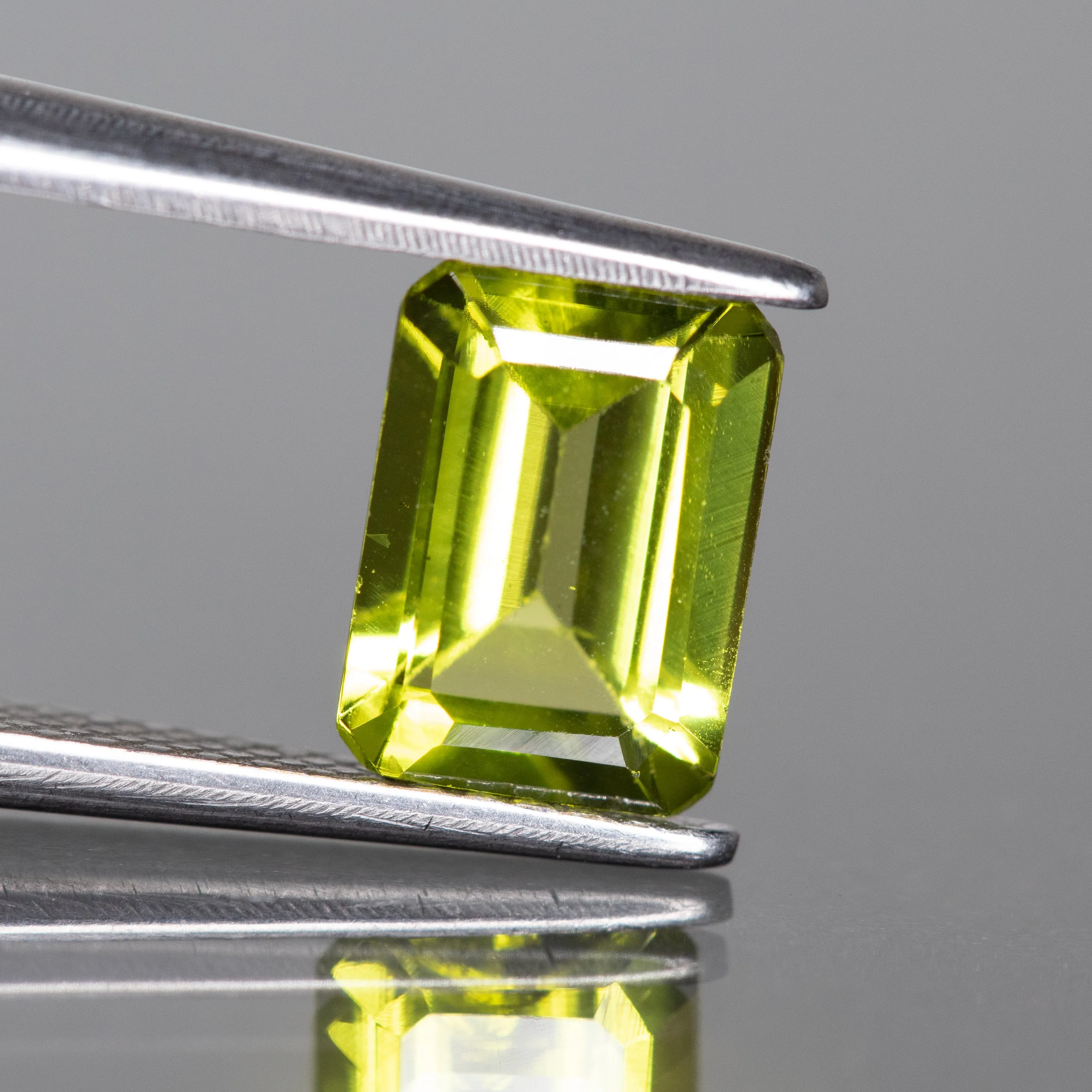 Peridot | natural, octagon cut 8x6 mm, VS, 1.5 ct