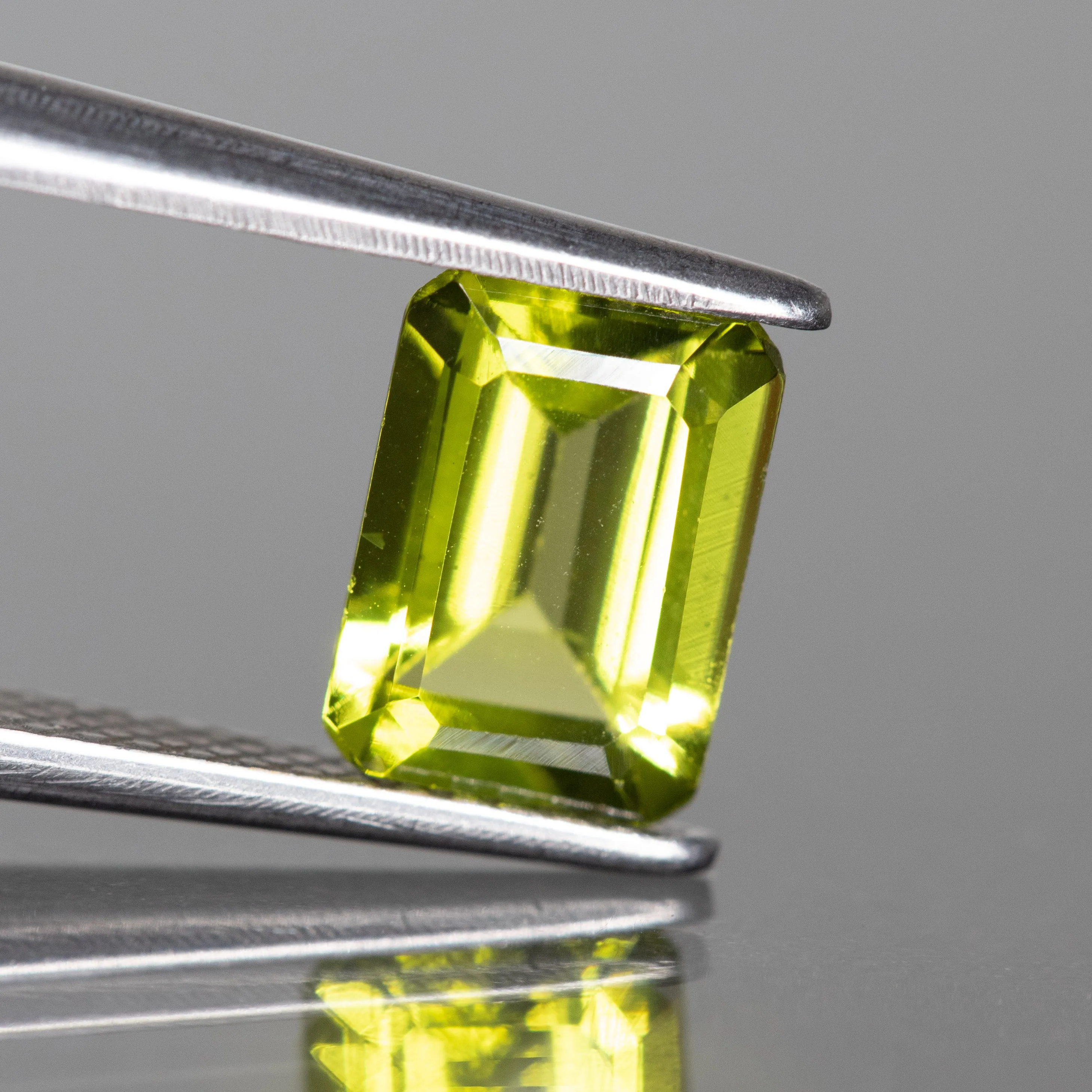 Peridot | natural, octagon cut 8x6 mm, VS, 1.5 ct