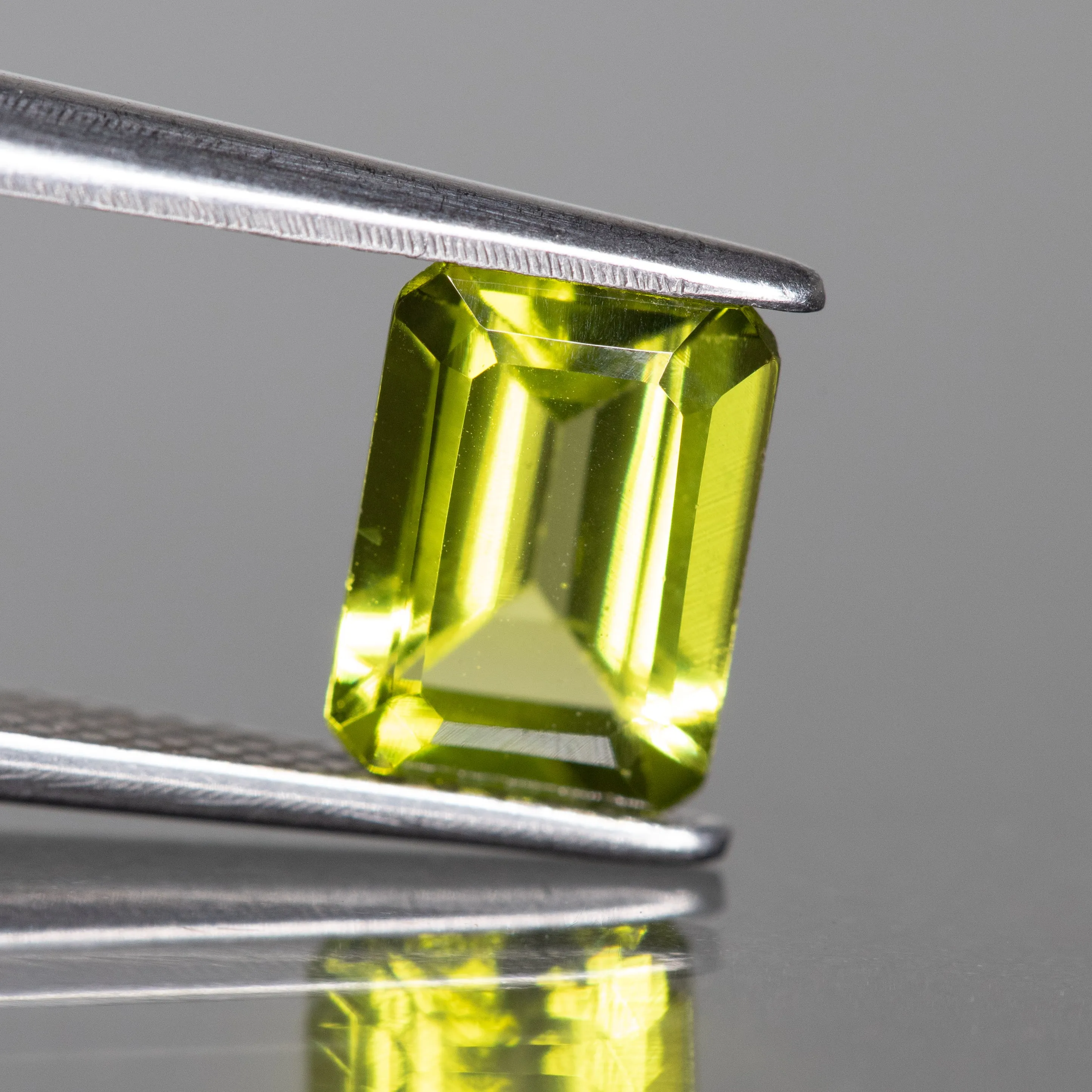 Peridot | natural, octagon cut 8x6 mm, VS, 1.5 ct