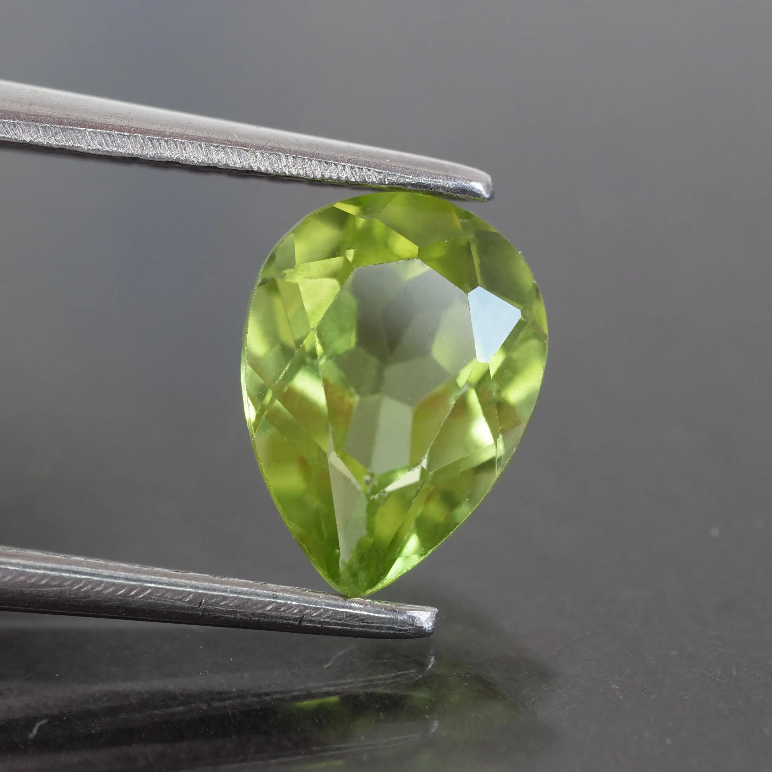 Peridot | natural, pear cut 8x6mm, VS, 0.9 ct