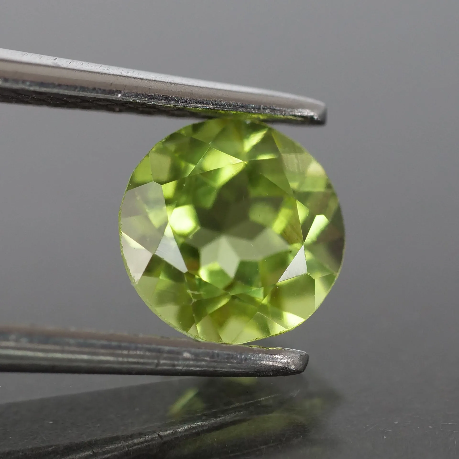 Peridot | natural, round cut 6.5mm, VS, 1ct