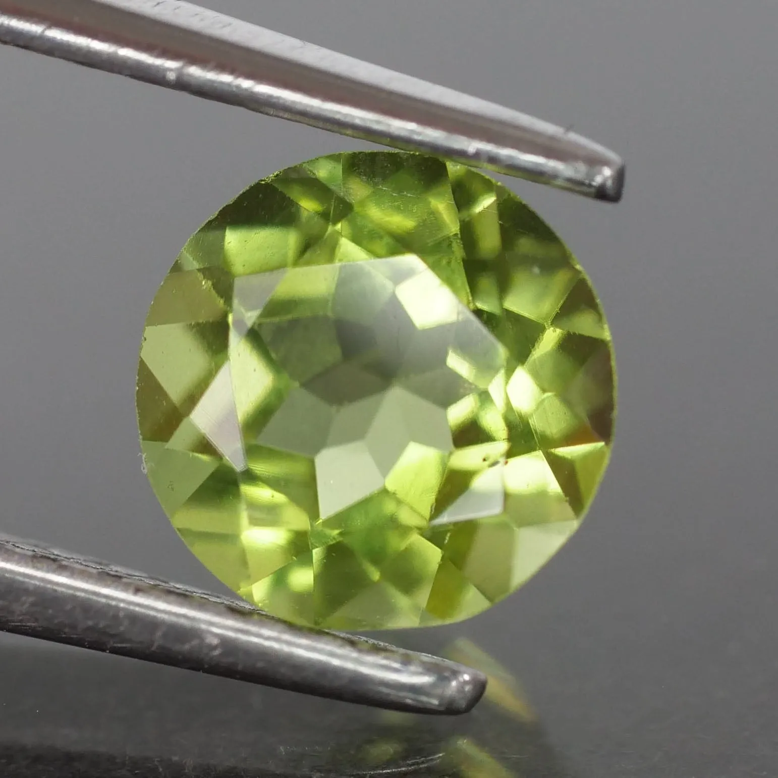 Peridot | natural, round cut 6.5mm, VS, 1ct