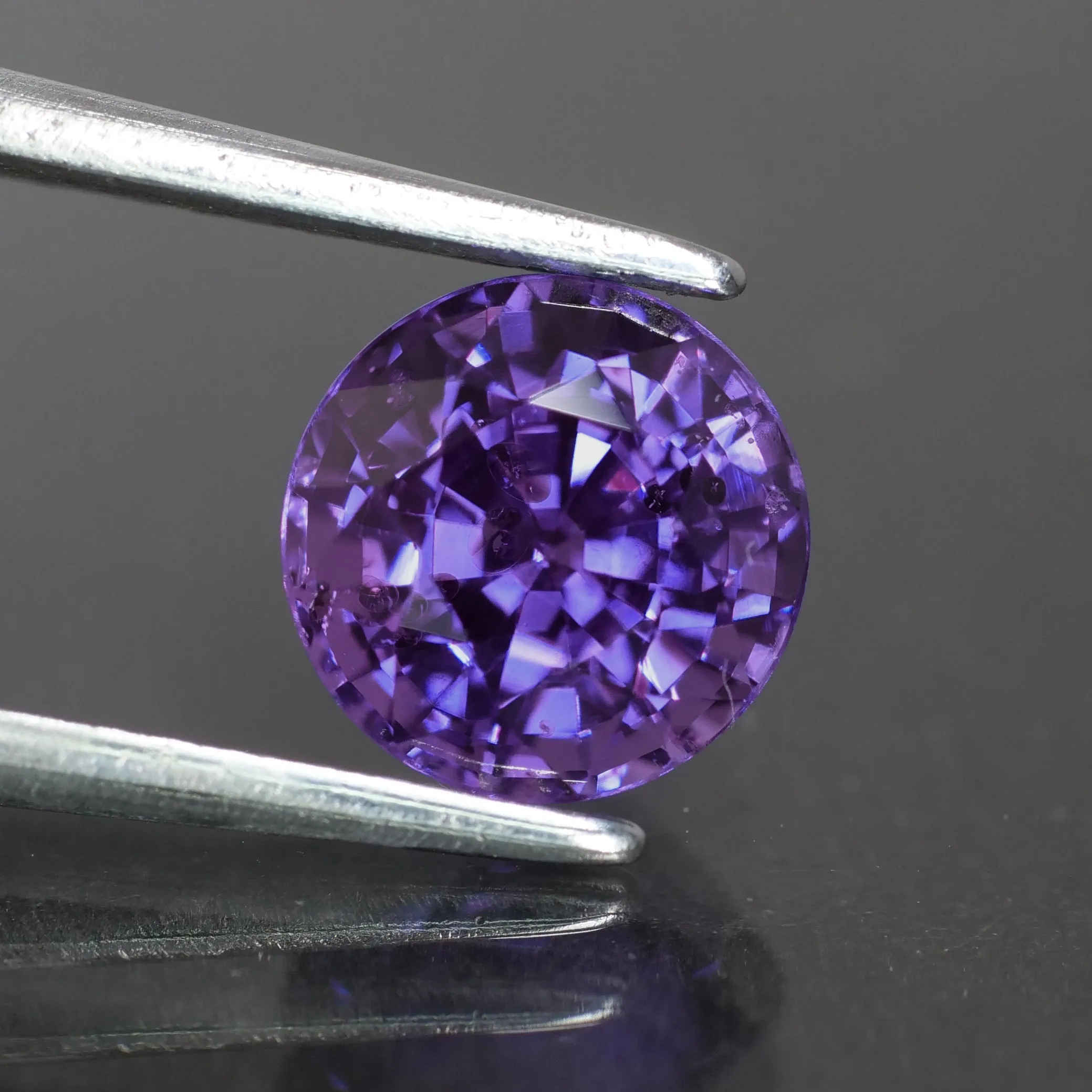 Purple Sapphire | IGI certified | natural, bi-color, round cut *6.5 mm, VS,  1.88 ct