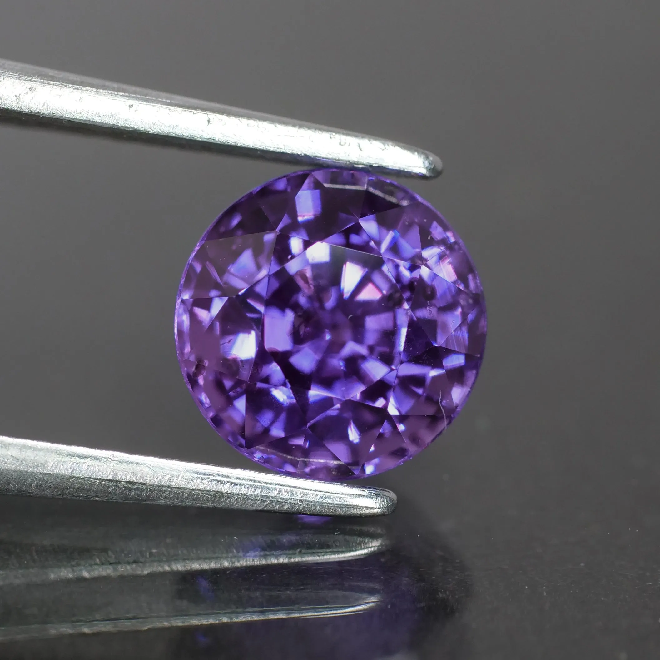 Purple Sapphire | IGI certified | natural, bi-color, round cut *6.5 mm, VS,  1.88 ct