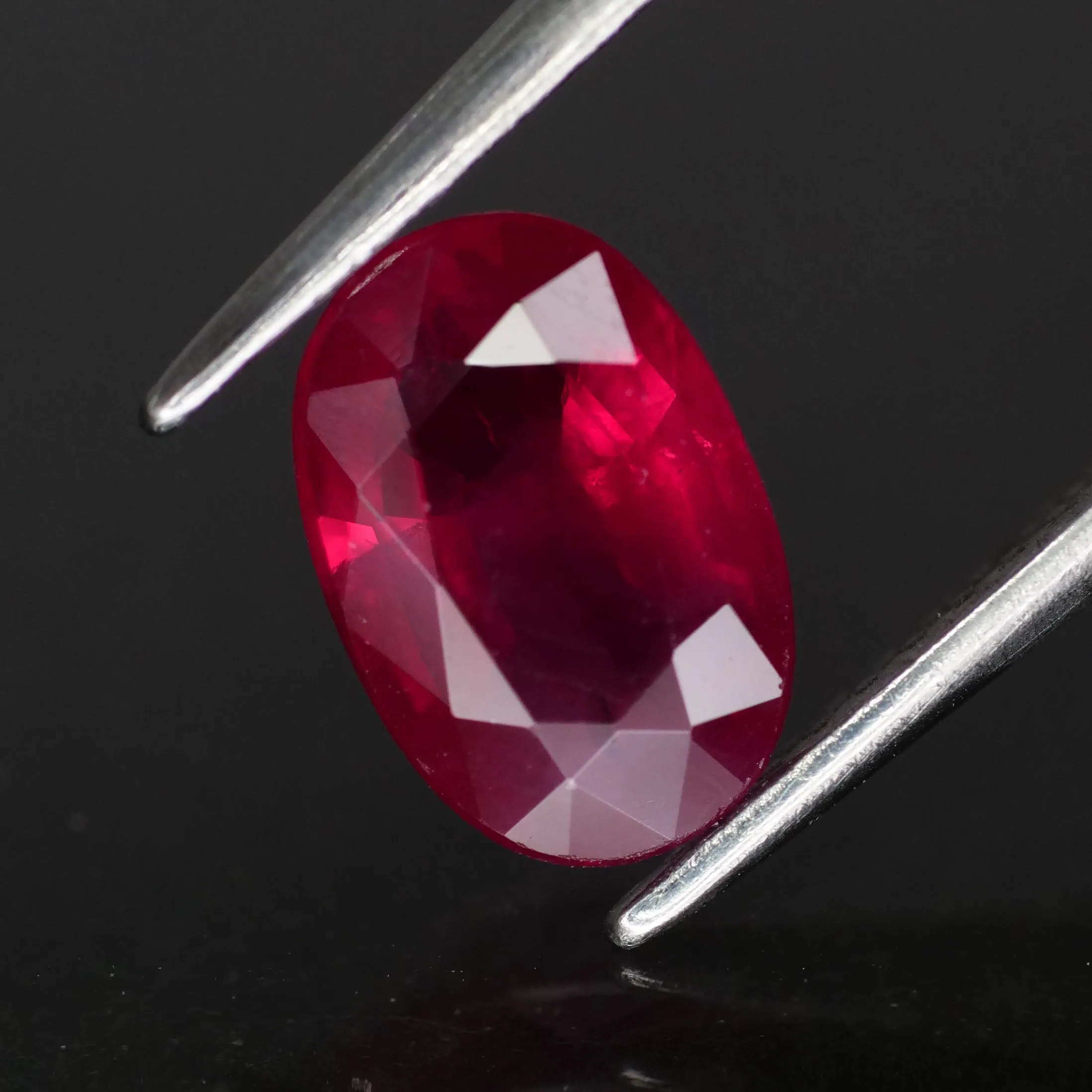 Ruby | IGI certified | natural, oval cut 8x6 mm, *1.3 ct