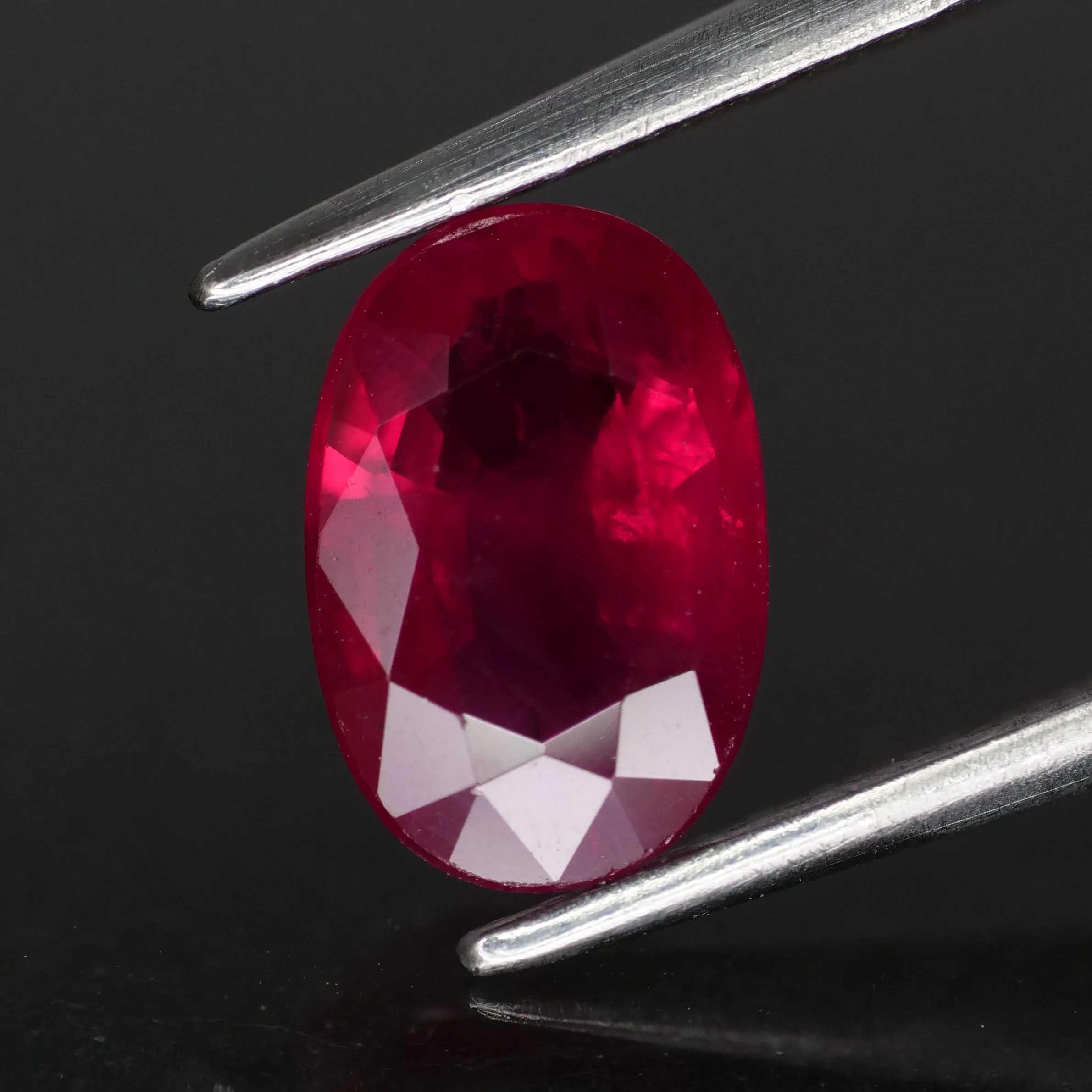 Ruby | IGI certified | natural, oval cut 8x6 mm, *1.3 ct