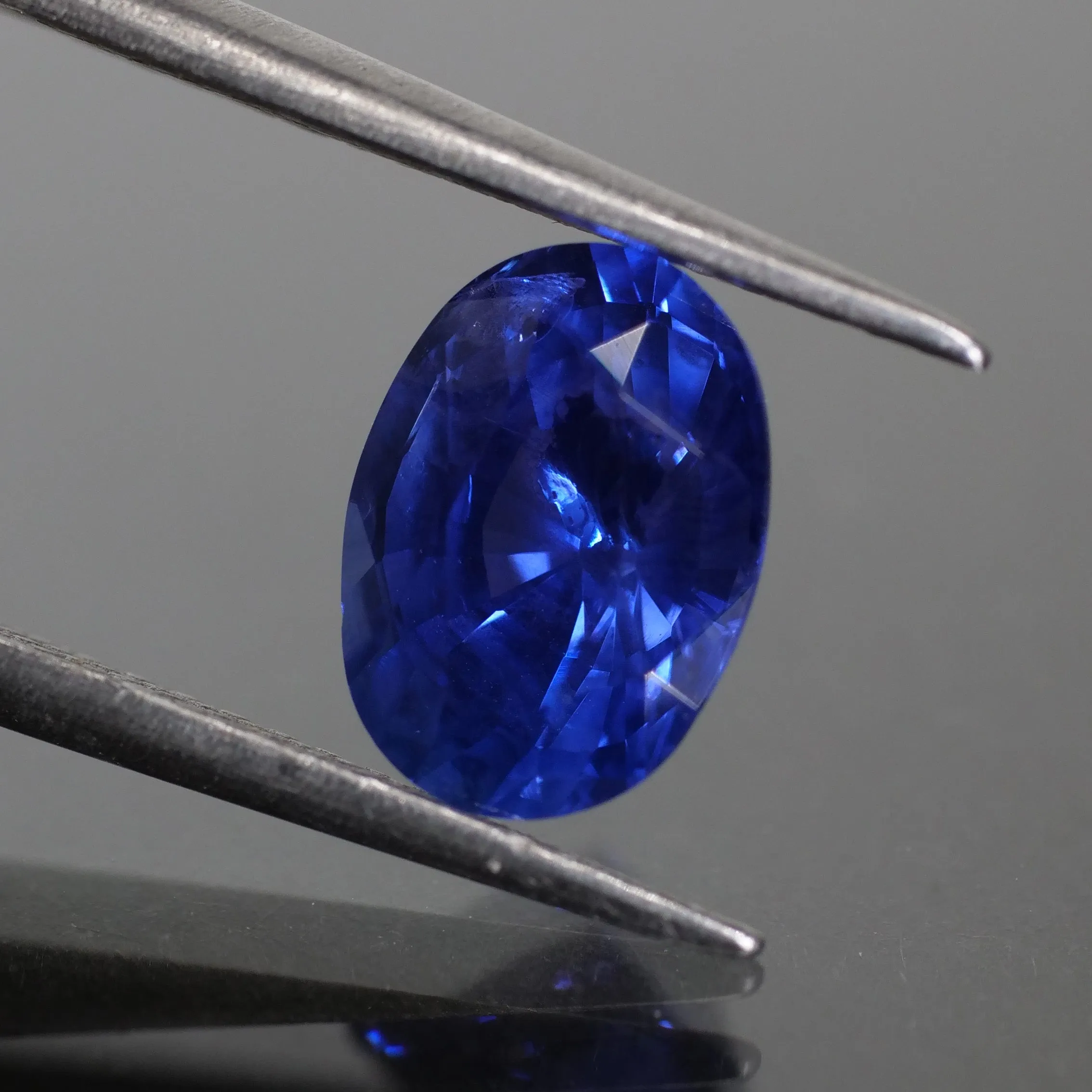 Sapphire IGI certified | natural, vivid blue, oval cut 8.6x6* mm, Si1, 2ct, Sri Lanka