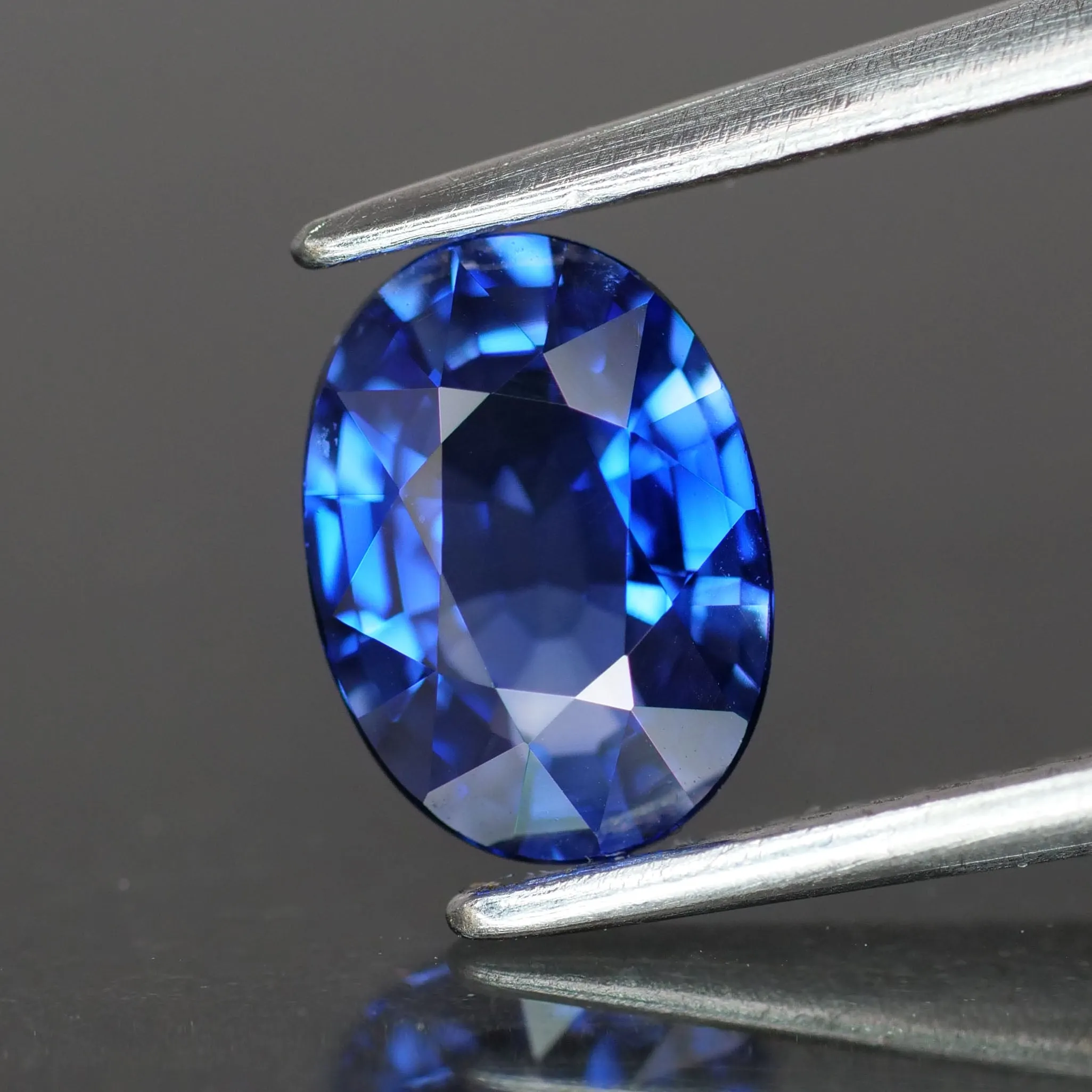 Sapphire | natural, diffusion, blue, oval cut 7.5x5.5 mm, VS, 1ct