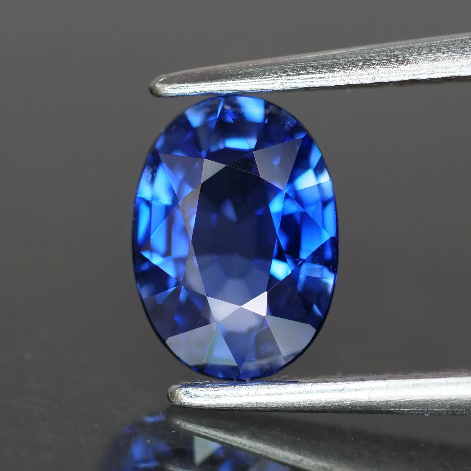 Sapphire | natural, diffusion, blue, oval cut 7.5x5.5 mm, VS, 1ct