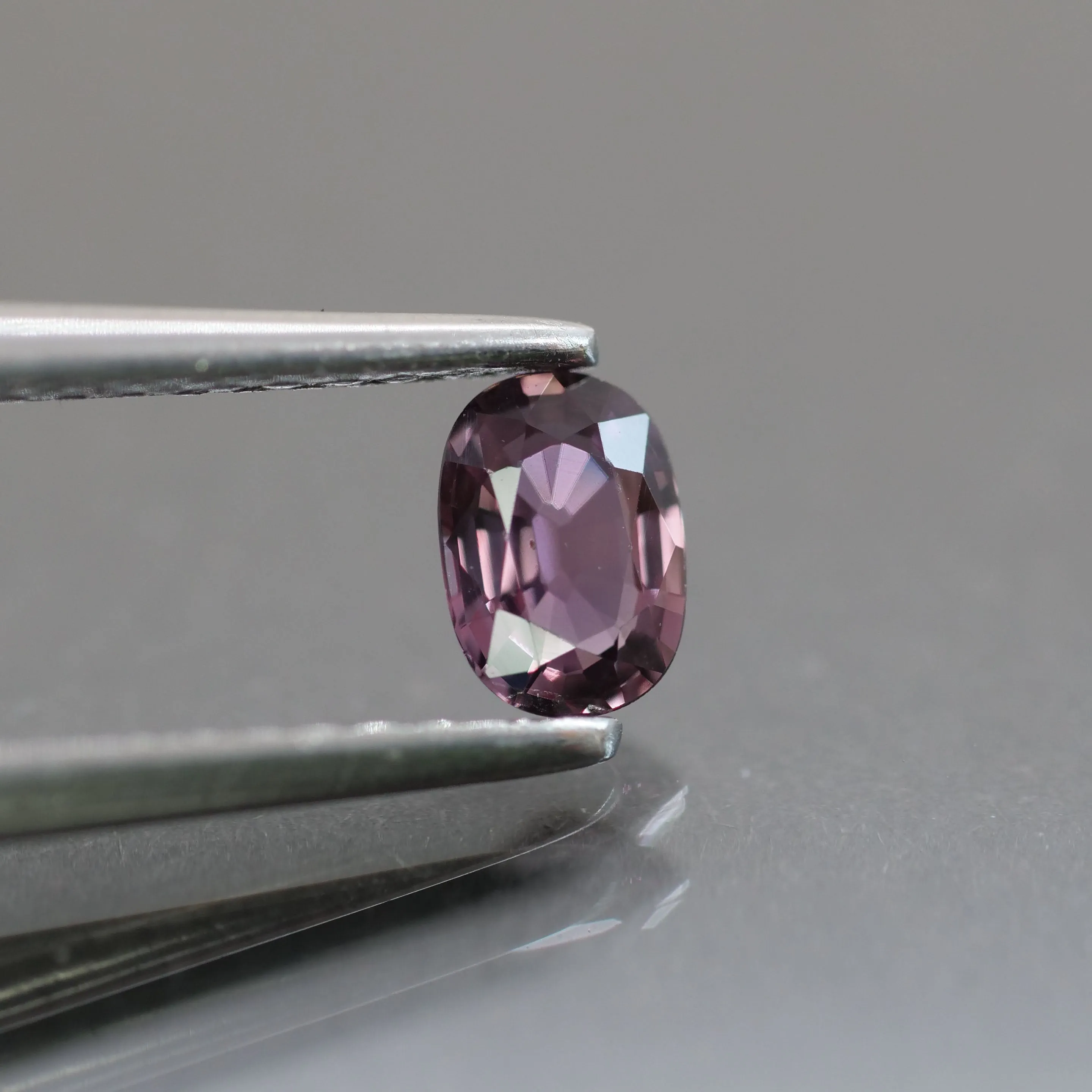 Sapphire | natural, purple, oval cut 4.5x3.5 mm, VS 0.3 ct