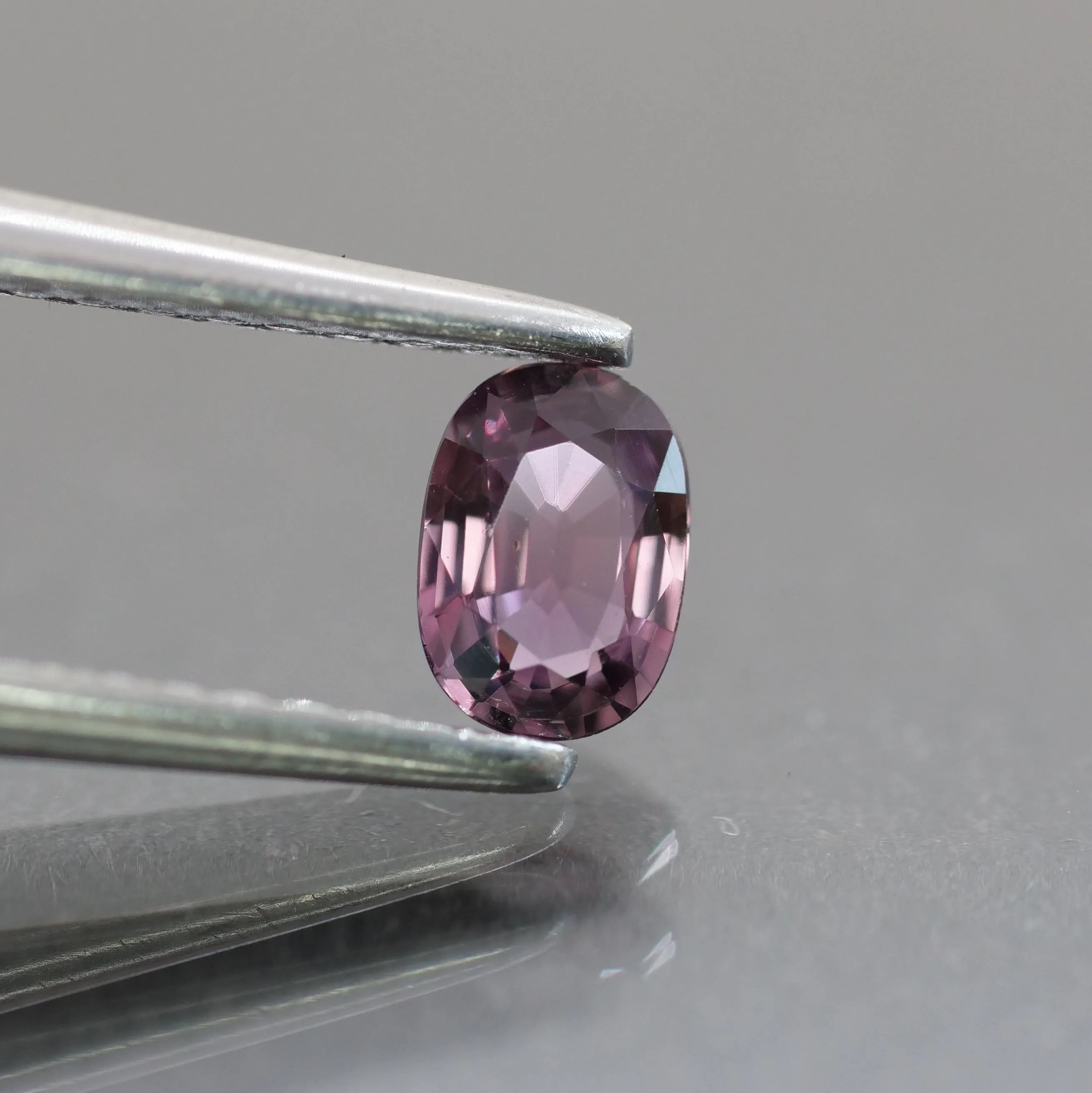 Sapphire | natural, purple, oval cut 4.5x3.5 mm, VS 0.3 ct