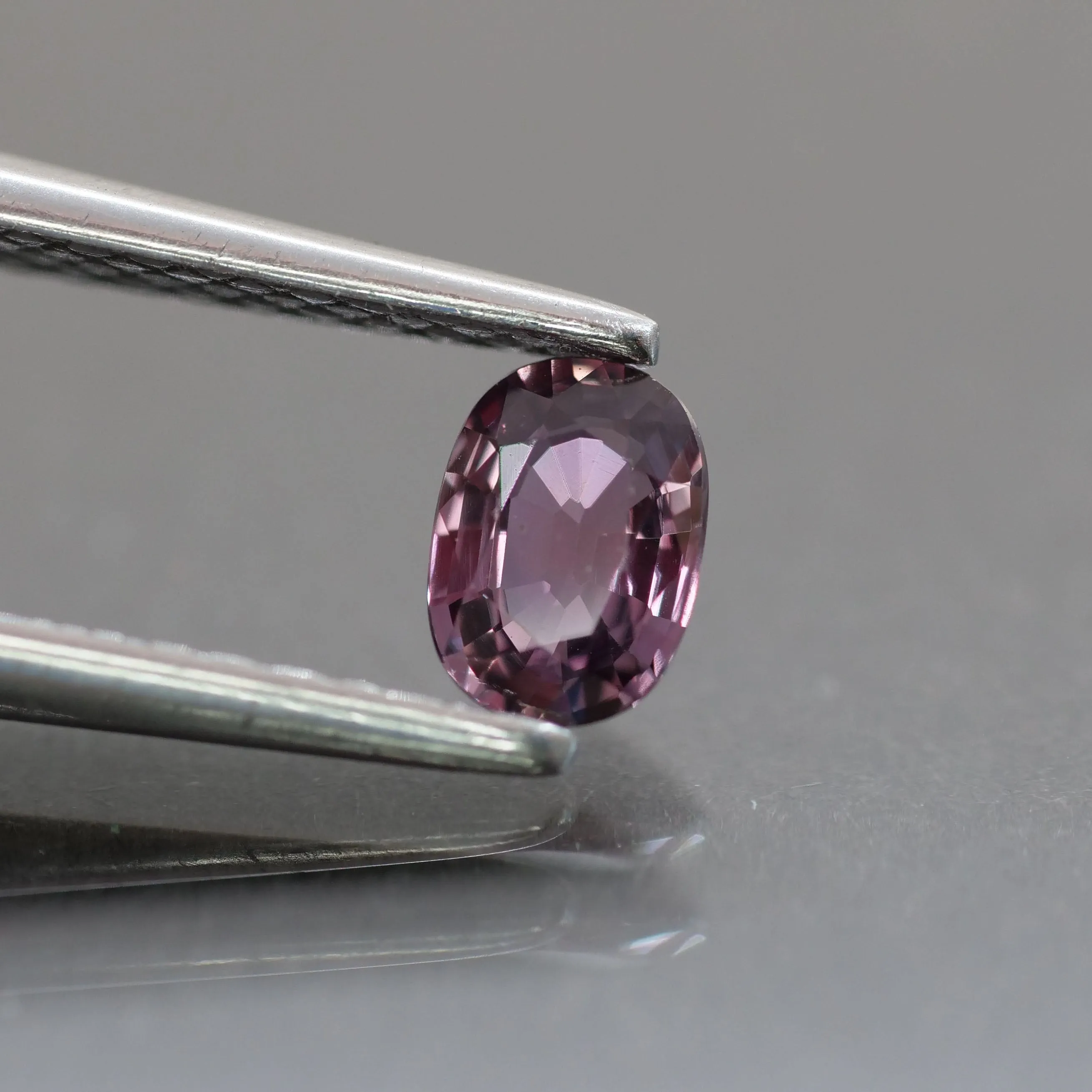 Sapphire | natural, purple, oval cut 4.5x3.5 mm, VS 0.3 ct