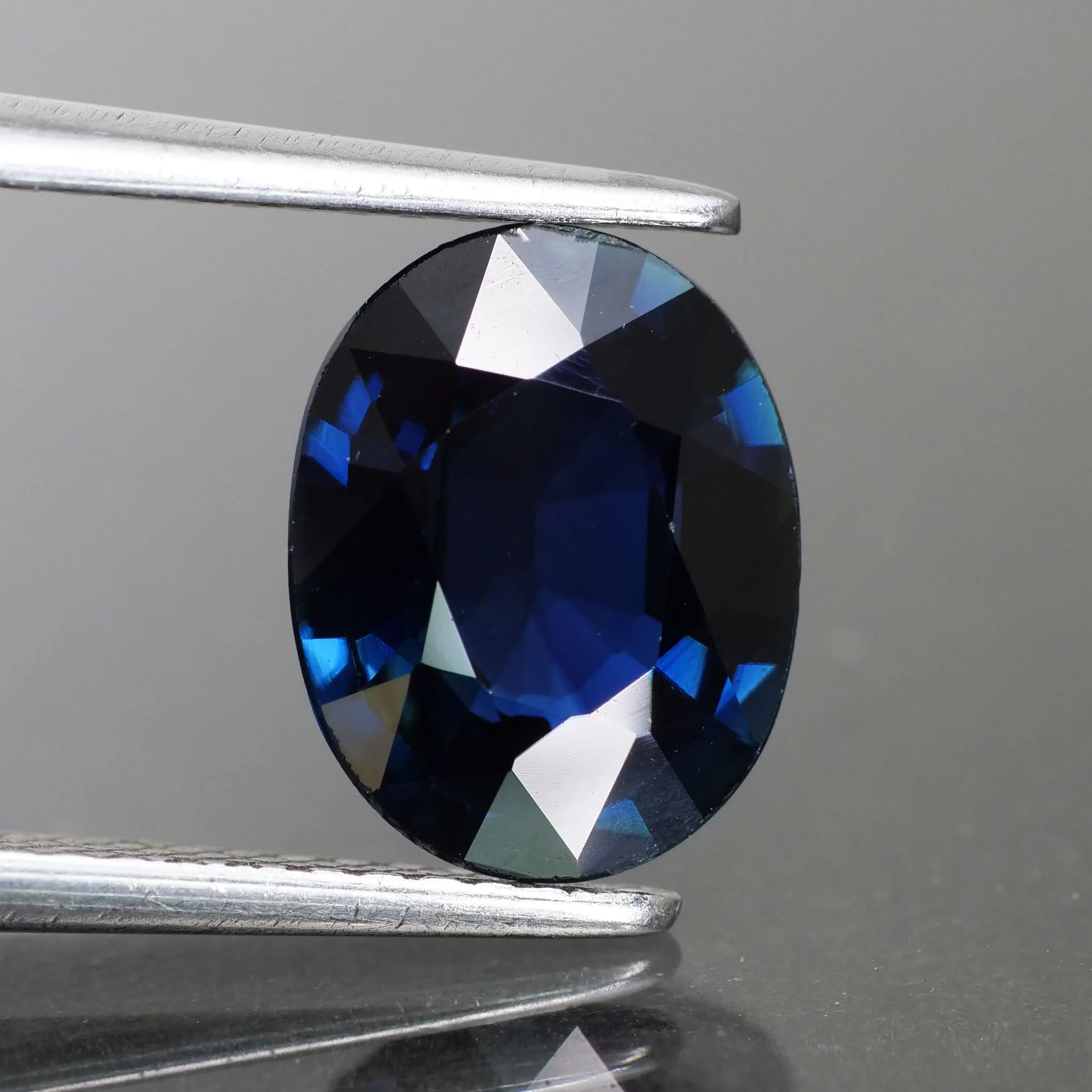 Sapphire | natural, very dark blue, oval cut 9.3x7.3 mm, VS, 2.27ct