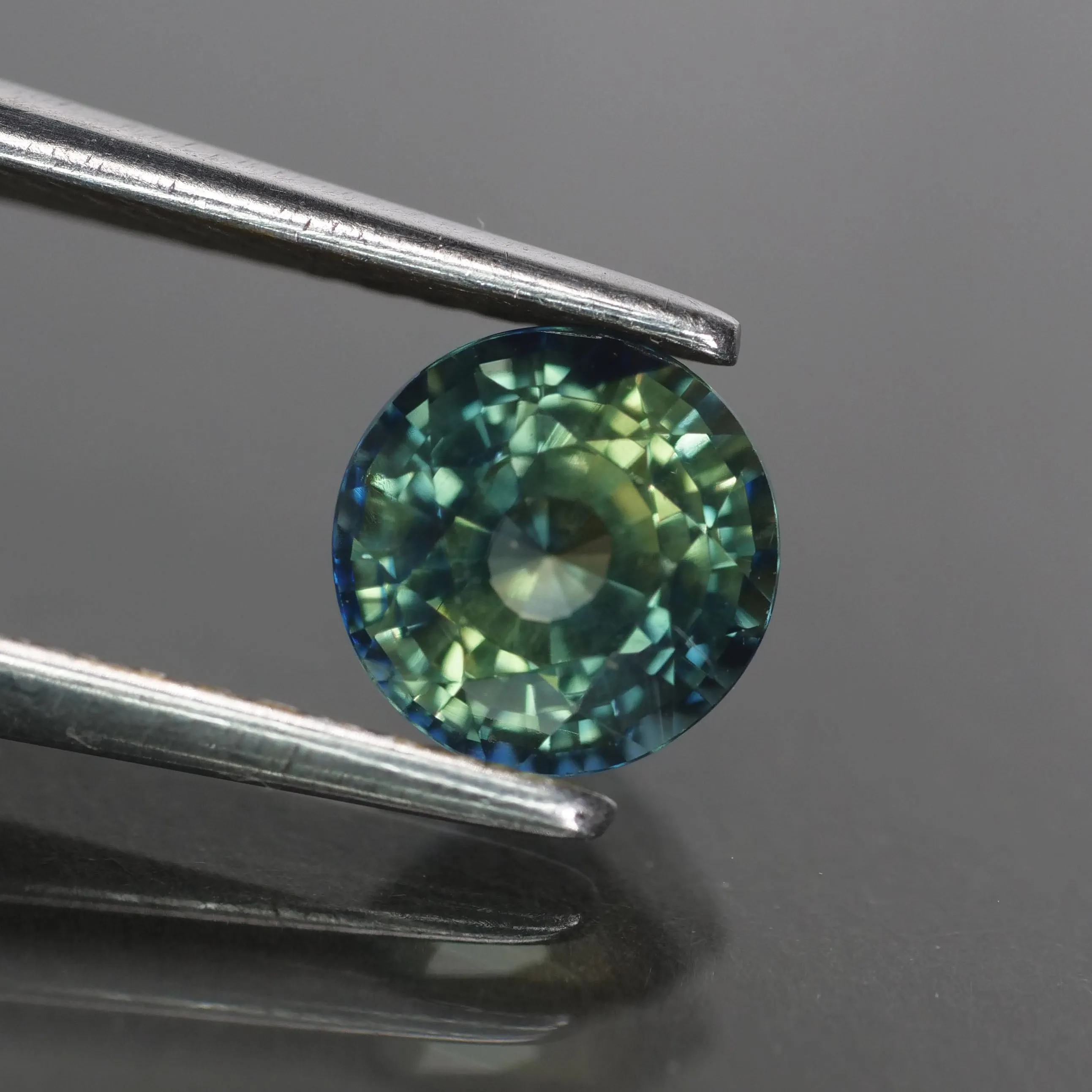 Sapphire teal bluish green, bi-color, yellow green, round cut, VVS 5.5 mm 1 ct, Australia