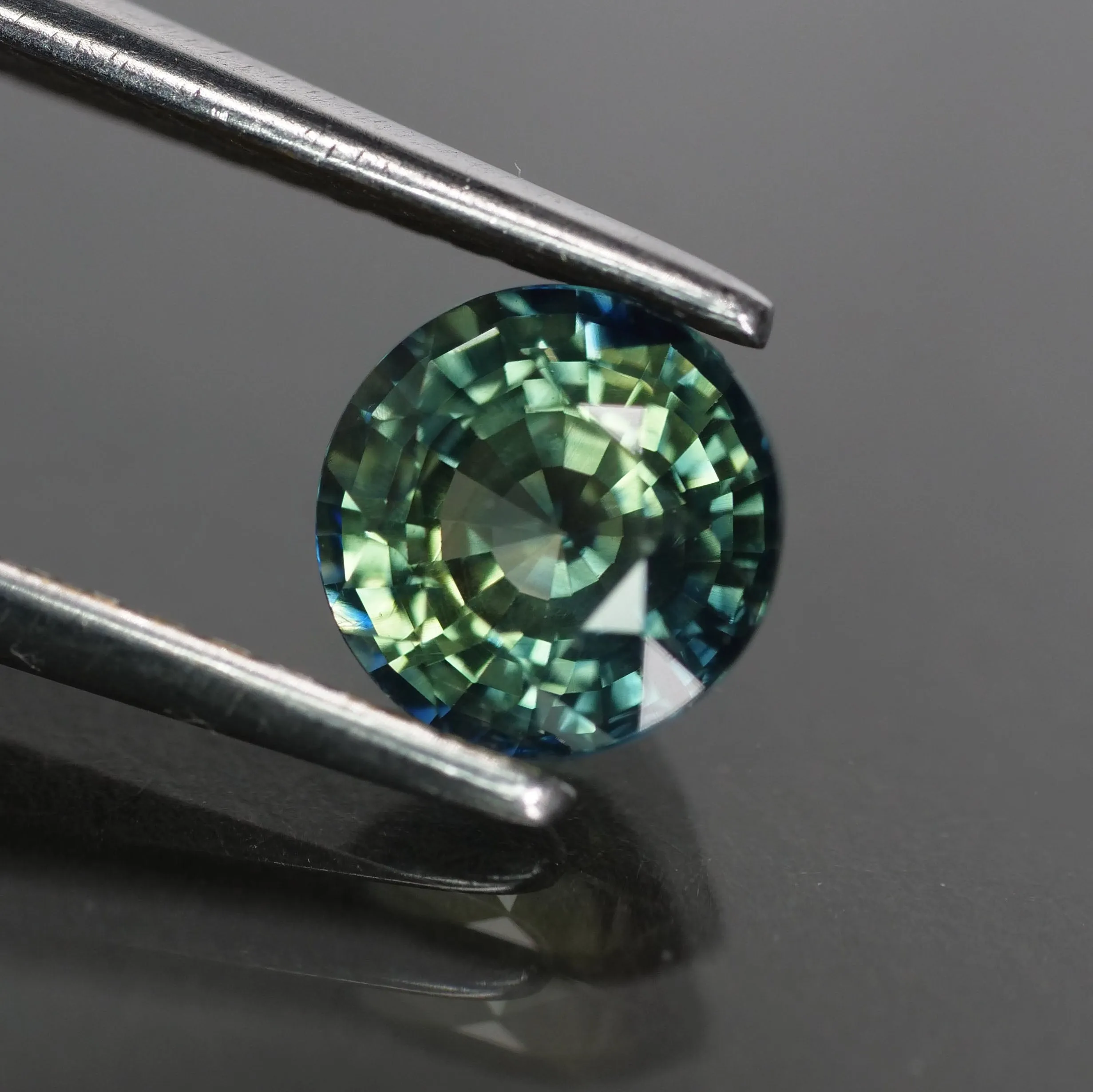 Sapphire teal bluish green, bi-color, yellow green, round cut, VVS 5.5 mm 1 ct, Australia