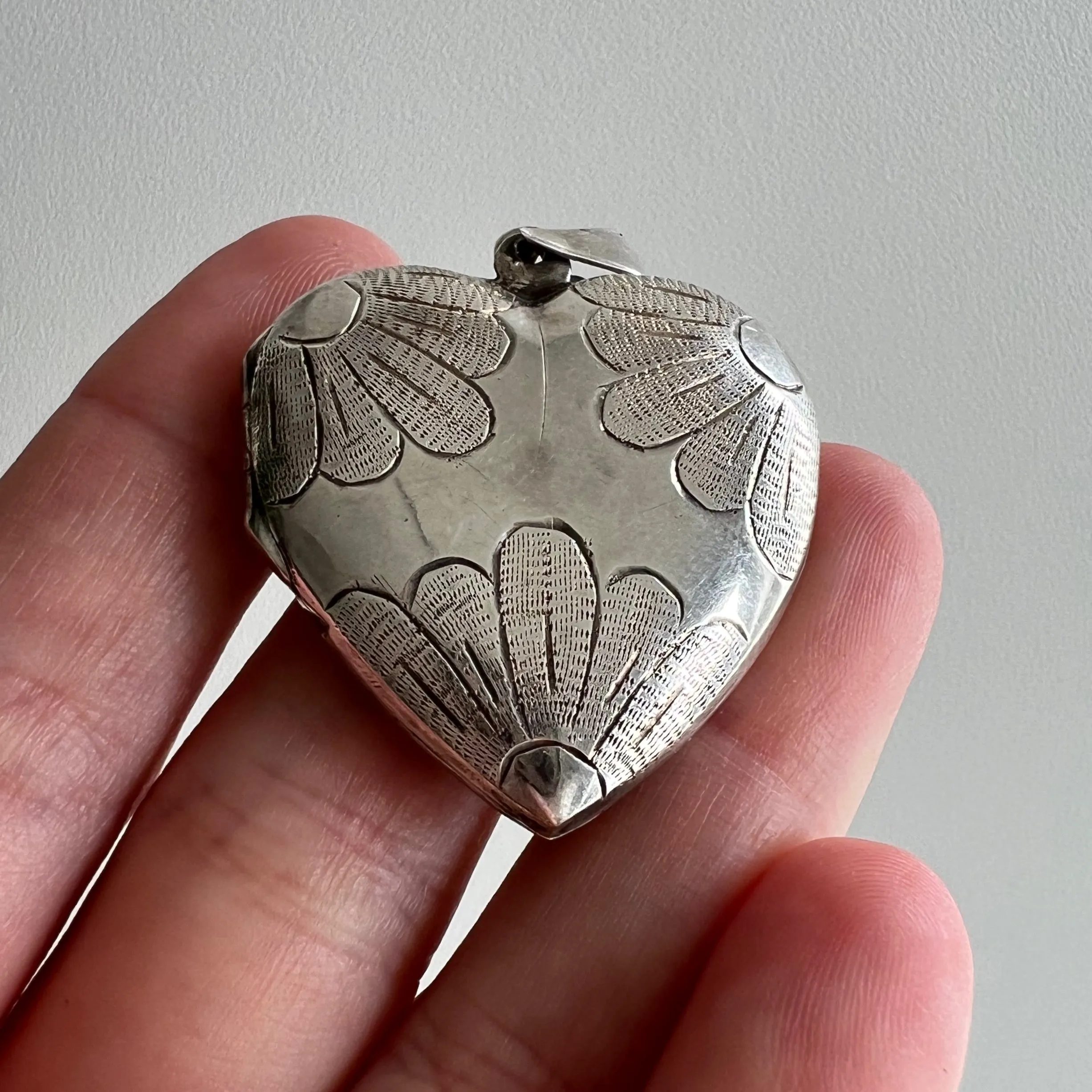 V I N T A G E // floral corners / sterling silver engraved heart locket / a pendant