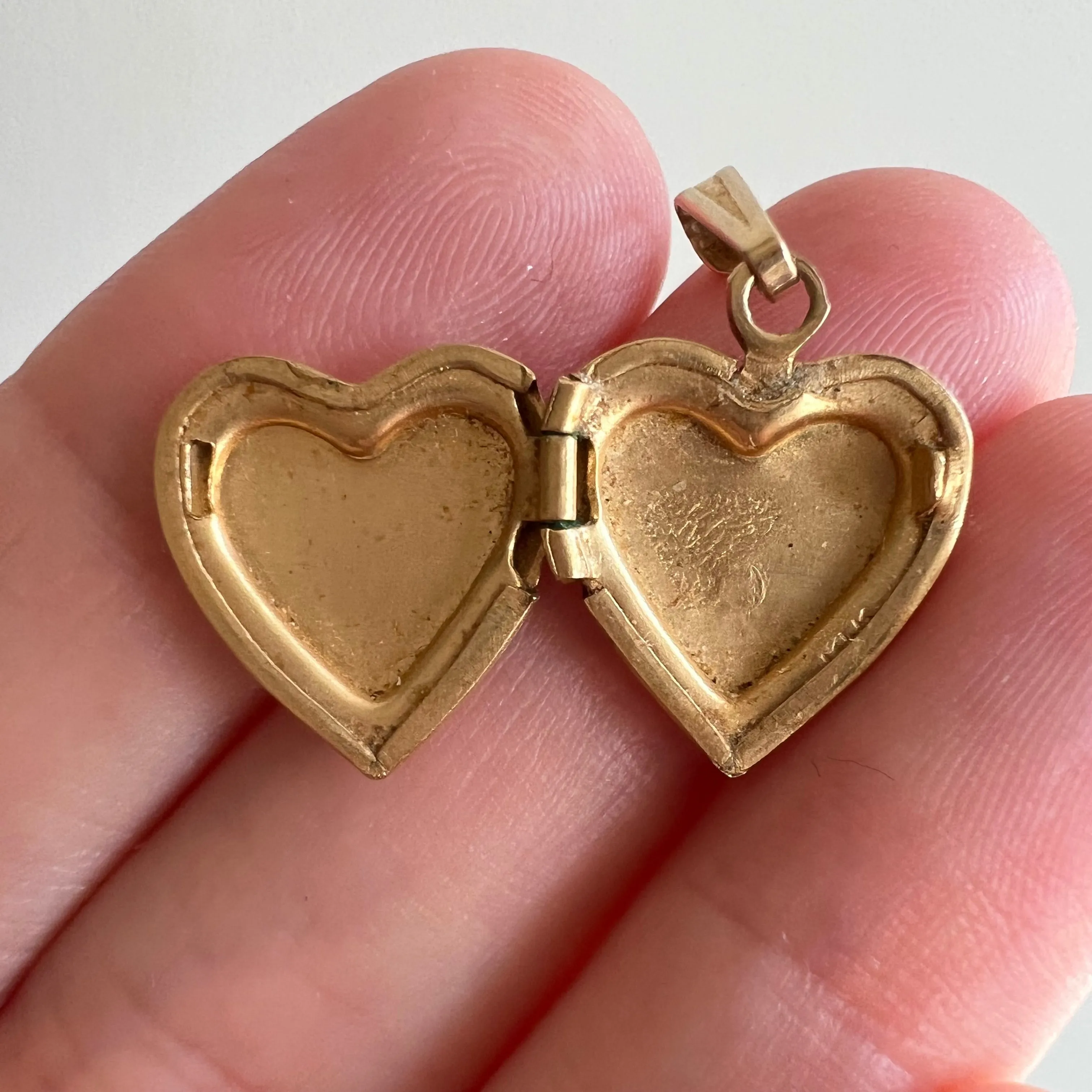 V I N T A G E // garden memories / 14k solid yellow gold heart locket / a charm or pendant