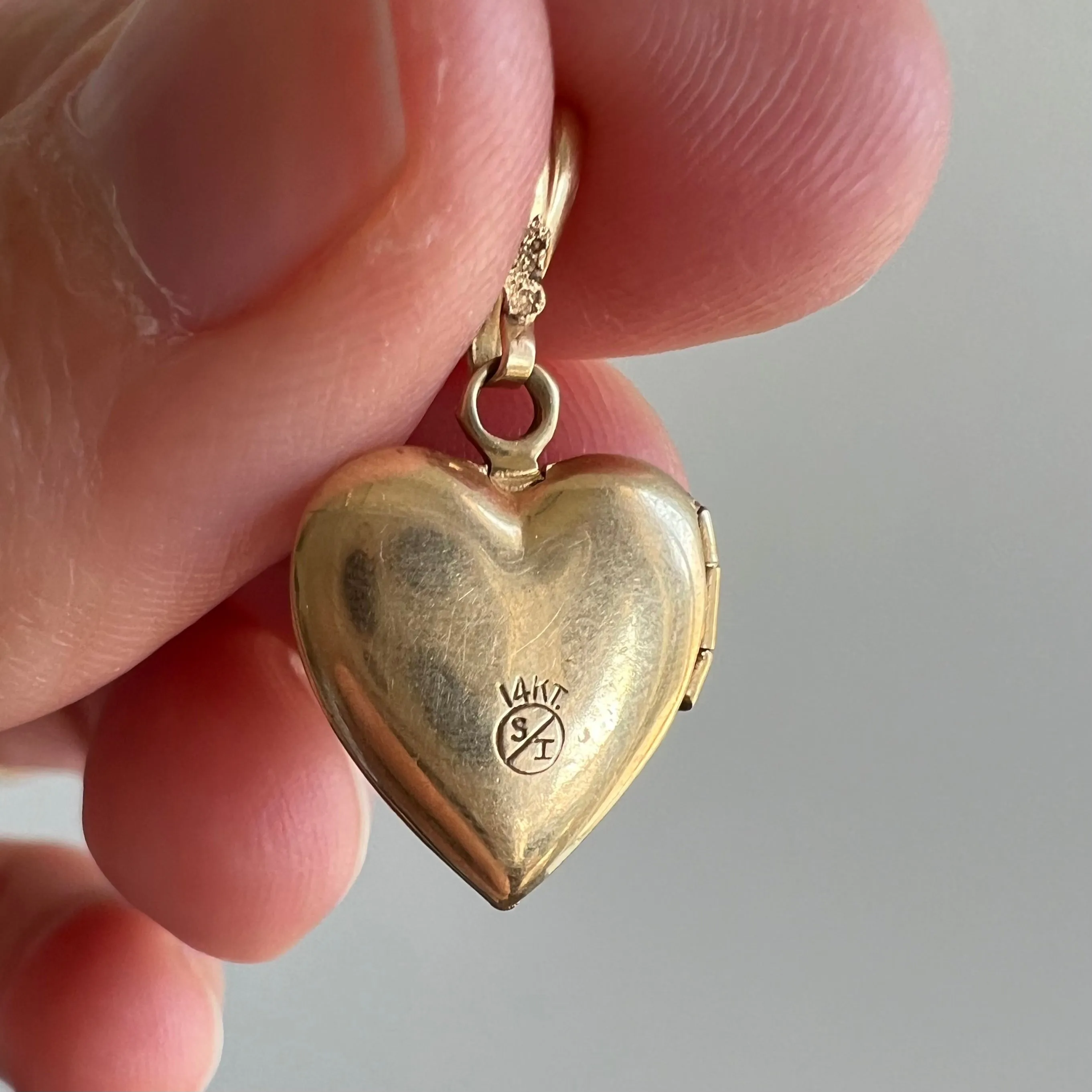 V I N T A G E // garden memories / 14k solid yellow gold heart locket / a charm or pendant