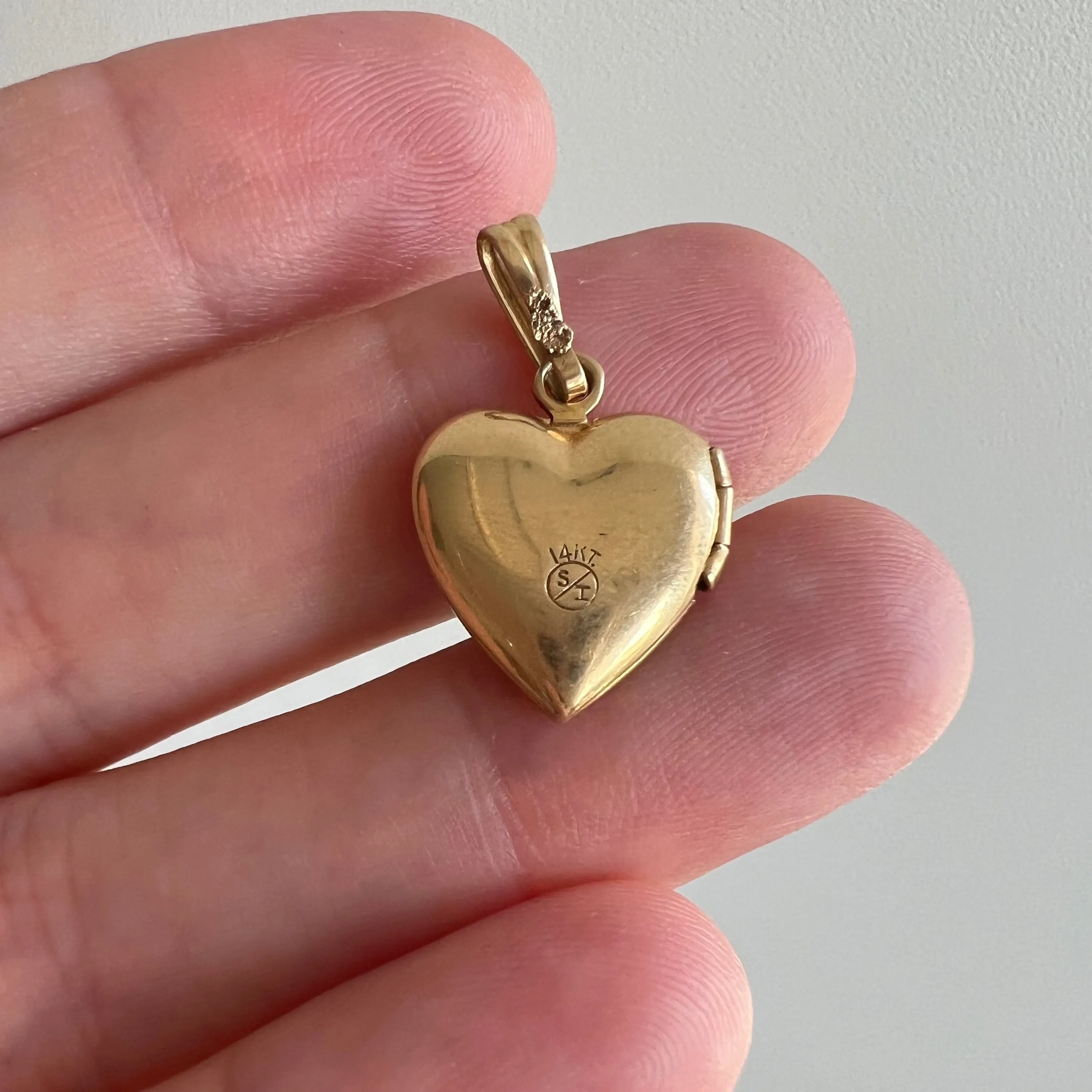 V I N T A G E // garden memories / 14k solid yellow gold heart locket / a charm or pendant